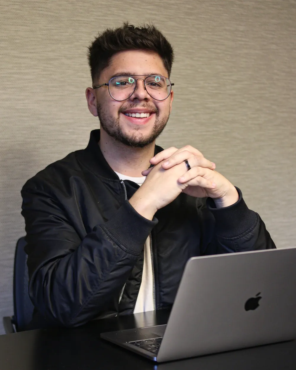 Mario Ortiz Valenzuela, especialista en Google Ads, en su oficina